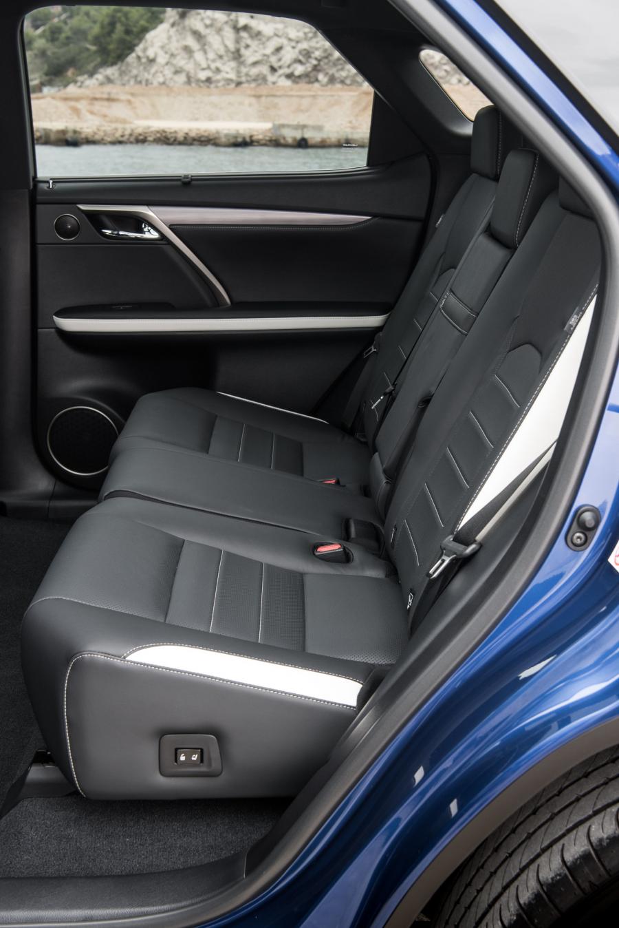Интерьер Lexus RX300 F-Sport 2019 года  (WW) (фото 29 из 80)